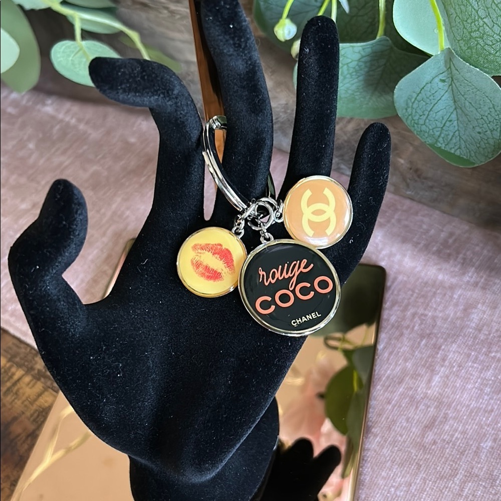 Chanel Rouge Coco Keychain - Picture 3 of 5